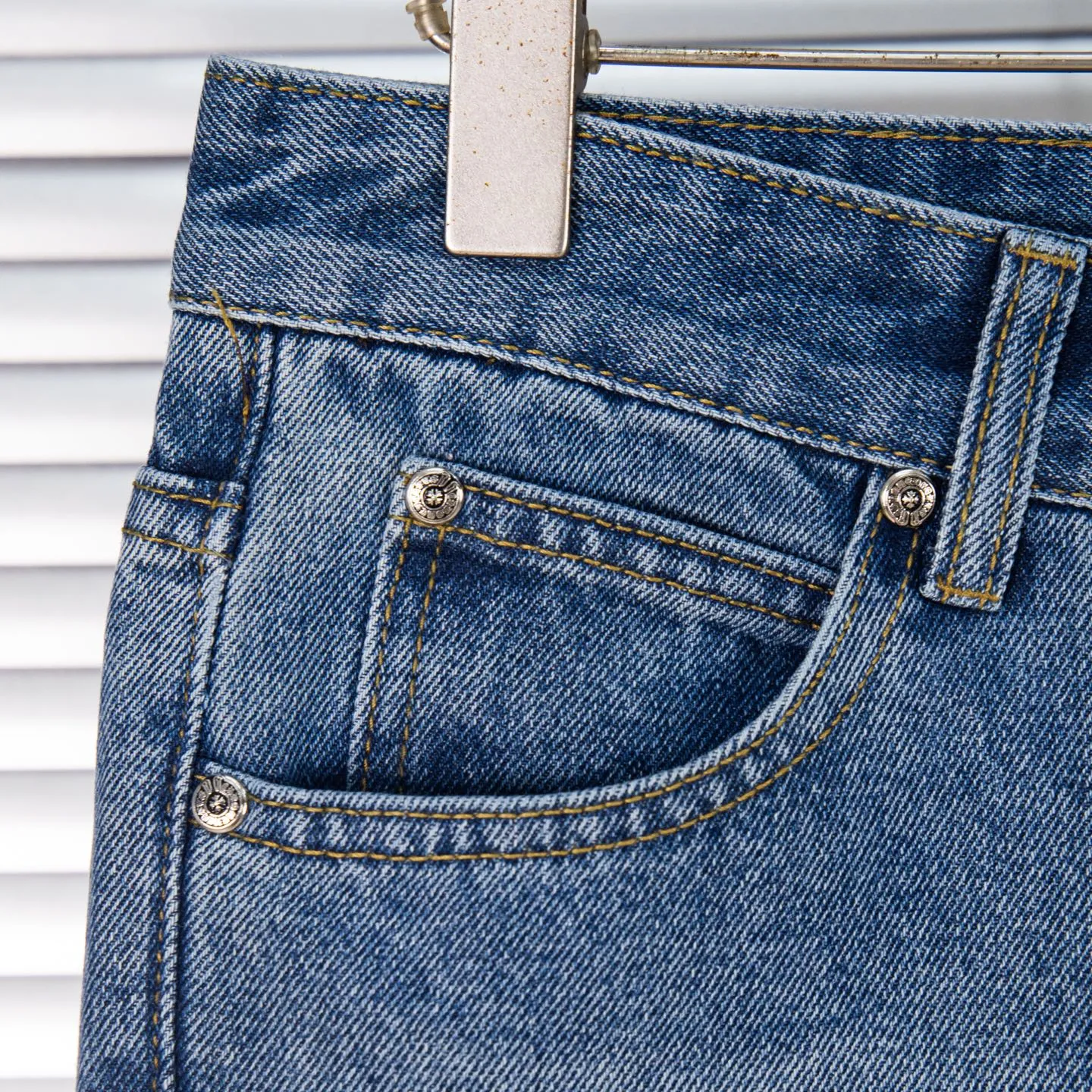 P210 Chrome Hearts jeans, blue and white leather. As we all know, chromehearts jeans use vintage Levis jeans as the base for creation. They usually add their own unique silver buckles and silver ornaments, plus leather embellishments. This is what doubles the value of these vintage jeans. Because the base is vintage jeans, the jeans themselves have become very soft and comfortable after years of baptism. This can be distinguished from ordinary jeans. Regarding the size, you should also refer to the pants data. Style number: 1780# Size: 28 30 32 34 36
